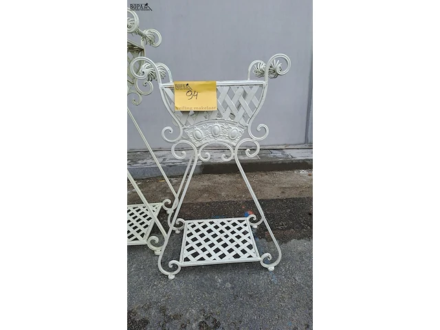 Lot 94 - sierlijke cremekleurige metalen plantenstandaards met ruiten - afbeelding 2 van  5