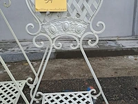 Lot 94 - sierlijke cremekleurige metalen plantenstandaards met ruiten - afbeelding 2 van  5
