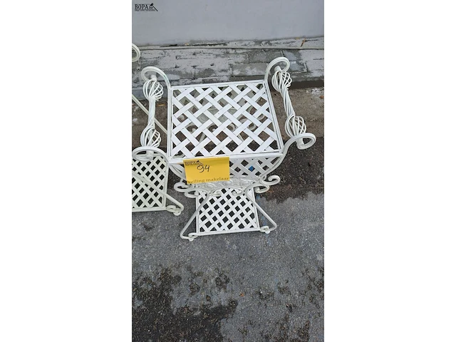 Lot 94 - sierlijke cremekleurige metalen plantenstandaards met ruiten - afbeelding 3 van  5