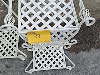 Lot 94 - sierlijke cremekleurige metalen plantenstandaards met ruiten - afbeelding 3 van  5