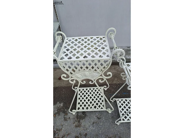 Lot 94 - sierlijke cremekleurige metalen plantenstandaards met ruiten - afbeelding 4 van  5