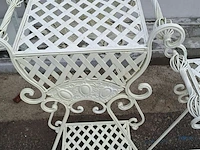Lot 94 - sierlijke cremekleurige metalen plantenstandaards met ruiten - afbeelding 4 van  5