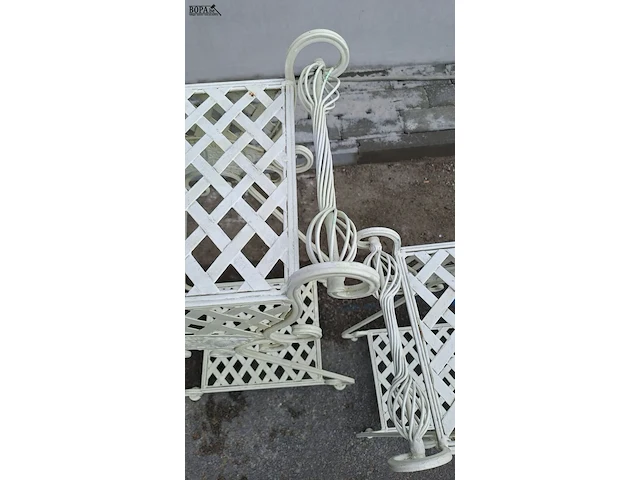 Lot 94 - sierlijke cremekleurige metalen plantenstandaards met ruiten - afbeelding 5 van  5