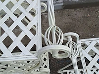 Lot 94 - sierlijke cremekleurige metalen plantenstandaards met ruiten - afbeelding 5 van  5