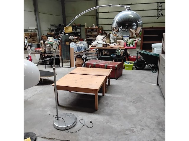 Lot 94 - vintage booglamp met bolvormige kap - chroomafwerking - stij - afbeelding 1 van  3