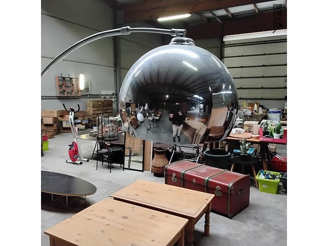 Lot 94 - vintage booglamp met bolvormige kap - chroomafwerking - stij - afbeelding 2 van  3