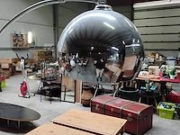 Lot 94 - vintage booglamp met bolvormige kap - chroomafwerking - stij - afbeelding 2 van  3