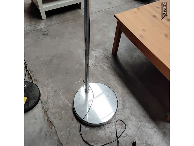 Lot 94 - vintage booglamp met bolvormige kap - chroomafwerking - stij - afbeelding 3 van  3
