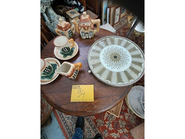 Lot 94 - vintage theeset thema 'huisje' en draaibare vintage taartens - afbeelding 1 van  4