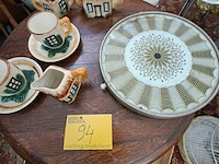 Lot 94 - vintage theeset thema 'huisje' en draaibare vintage taartens - afbeelding 1 van  4