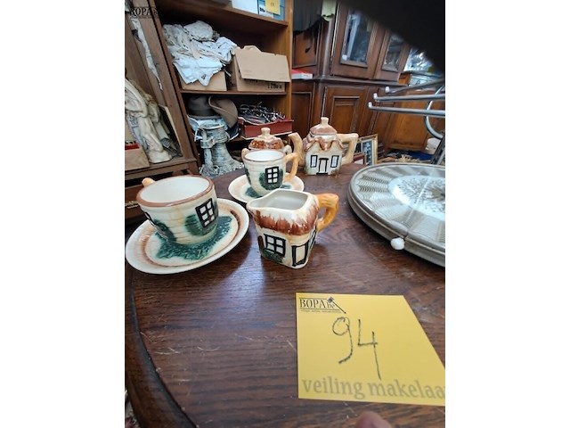 Lot 94 - vintage theeset thema 'huisje' en draaibare vintage taartens - afbeelding 2 van  4