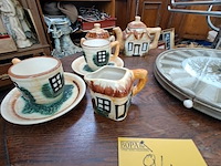 Lot 94 - vintage theeset thema 'huisje' en draaibare vintage taartens - afbeelding 2 van  4