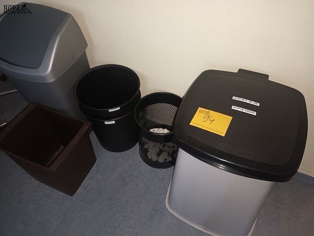 Lot 94 - vuilnisbakken. 6 stuks - afbeelding 1 van  2