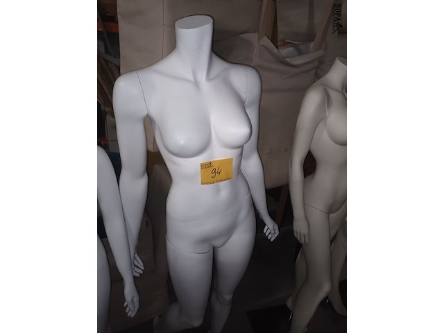 Lot 94 - witte paspop vrouw op voet - afbeelding 1 van  3