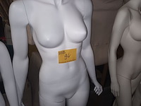 Lot 94 - witte paspop vrouw op voet - afbeelding 1 van  3