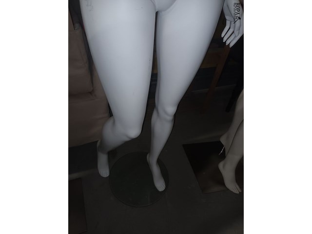Lot 94 - witte paspop vrouw op voet - afbeelding 2 van  3
