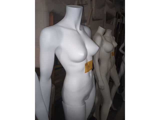 Lot 94 - witte paspop vrouw op voet - afbeelding 3 van  3