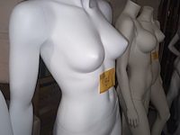 Lot 94 - witte paspop vrouw op voet - afbeelding 3 van  3