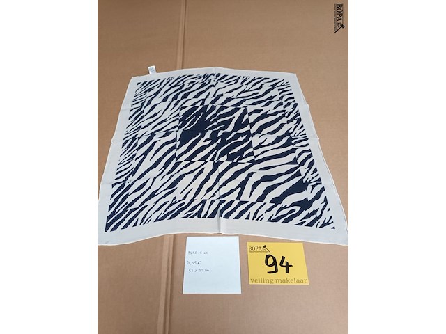 Lot 94 - zijden sjaal - afbeelding 1 van  3