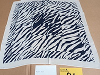 Lot 94 - zijden sjaal - afbeelding 1 van  3