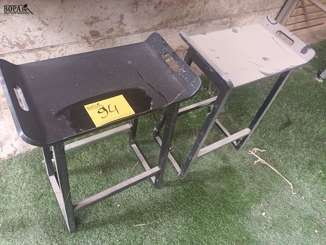 Lot 94 - zwarte houten stoeltjes. 2 stuks - afbeelding 1 van  3