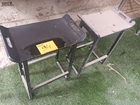 Lot 94 - zwarte houten stoeltjes. 2 stuks