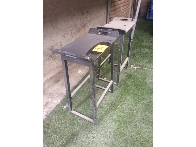 Lot 94 - zwarte houten stoeltjes. 2 stuks - afbeelding 2 van  3