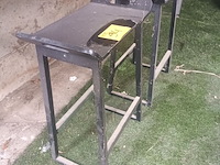 Lot 94 - zwarte houten stoeltjes. 2 stuks - afbeelding 2 van  3