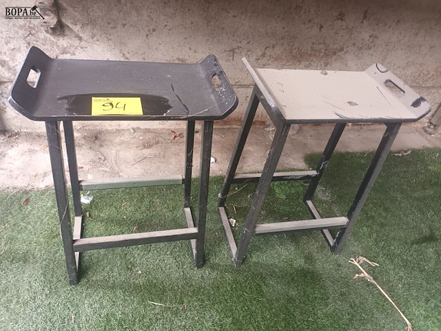 Lot 94 - zwarte houten stoeltjes. 2 stuks - afbeelding 3 van  3