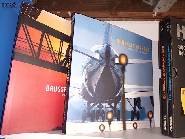 Lot 95 - boeken hls en luchthaven. 3 stuks - afbeelding 3 van  4
