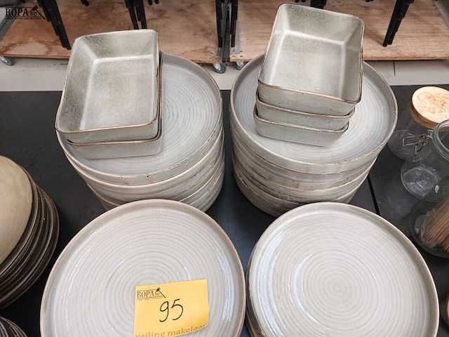 Lot 95 - borden en schalen. 31 stuks - afbeelding 4 van  5