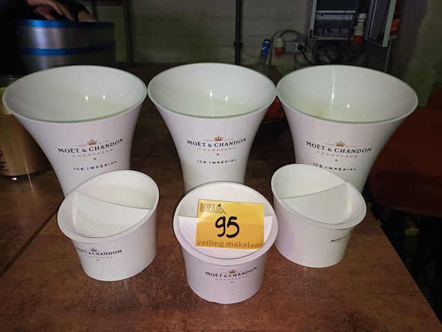 Lot 95 - champagnekoeler en ijsemmer moët. 6 stuks - afbeelding 1 van  5