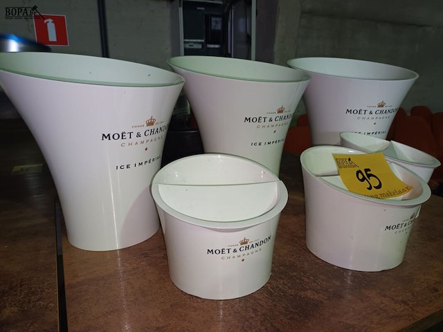 Lot 95 - champagnekoeler en ijsemmer moët. 6 stuks - afbeelding 2 van  5