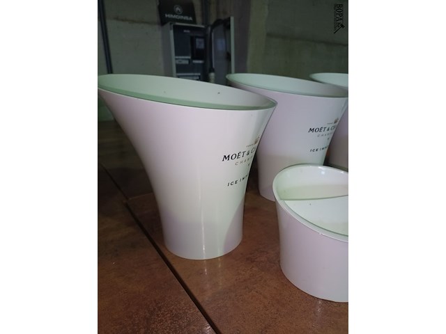 Lot 95 - champagnekoeler en ijsemmer moët. 6 stuks - afbeelding 3 van  5