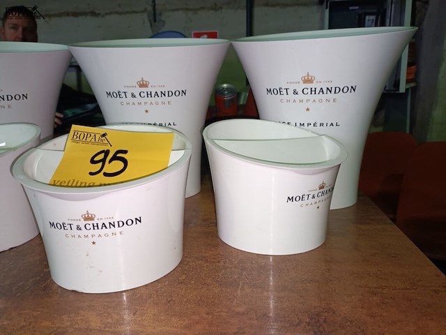Lot 95 - champagnekoeler en ijsemmer moët. 6 stuks - afbeelding 4 van  5