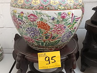 Lot 95 - chinese bloempot op houten sokkel - afbeelding 1 van  4