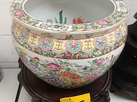 Lot 95 - chinese bloempot op houten sokkel - afbeelding 2 van  4