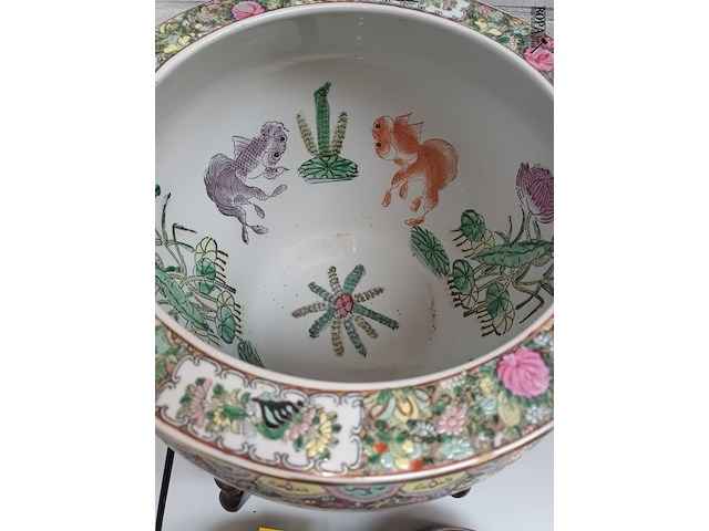 Lot 95 - chinese bloempot op houten sokkel - afbeelding 3 van  4