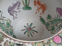 Lot 95 - chinese bloempot op houten sokkel - afbeelding 3 van  4