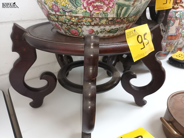 Lot 95 - chinese bloempot op houten sokkel - afbeelding 4 van  4
