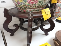 Lot 95 - chinese bloempot op houten sokkel - afbeelding 4 van  4