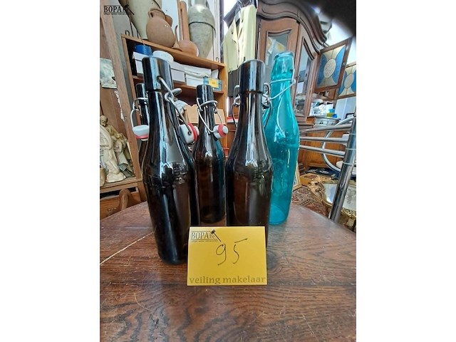 Lot 95 - decoratieve hersluitbare glazen flessen - afbeelding 1 van  1