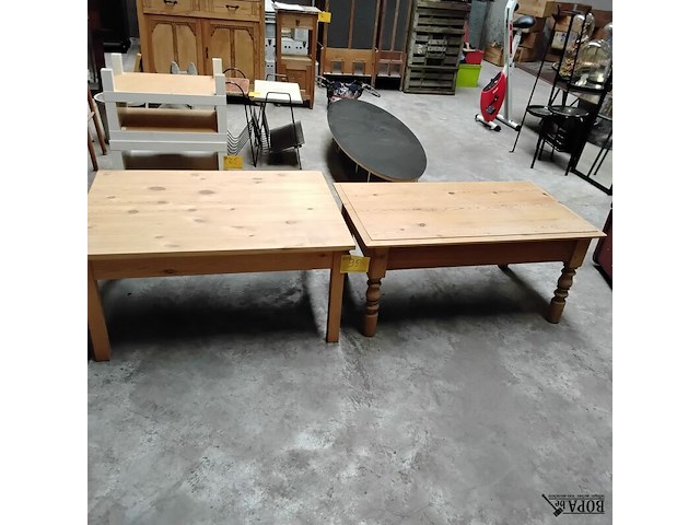 Lot 95 - duo houten salontafels in massief grenenhout - afbeelding 1 van  6