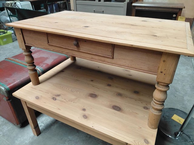 Lot 95 - duo houten salontafels in massief grenenhout - afbeelding 2 van  6