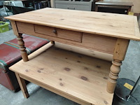 Lot 95 - duo houten salontafels in massief grenenhout - afbeelding 2 van  6