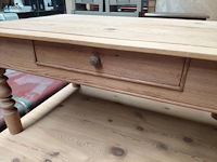 Lot 95 - duo houten salontafels in massief grenenhout - afbeelding 3 van  6