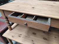 Lot 95 - duo houten salontafels in massief grenenhout - afbeelding 4 van  6