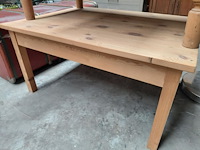 Lot 95 - duo houten salontafels in massief grenenhout - afbeelding 5 van  6