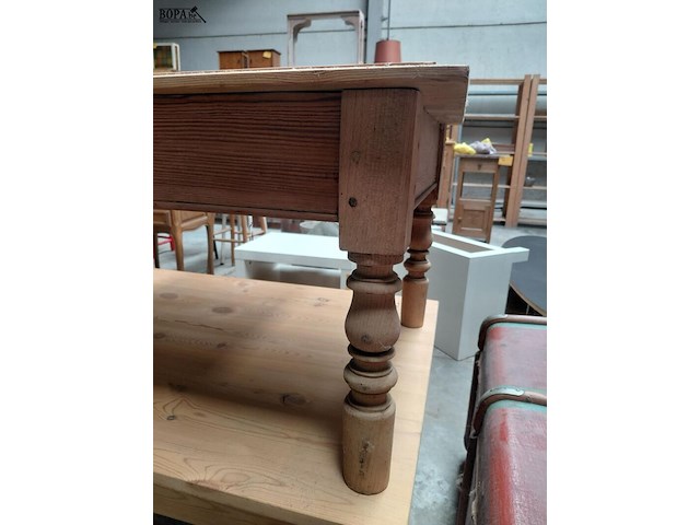 Lot 95 - duo houten salontafels in massief grenenhout - afbeelding 6 van  6