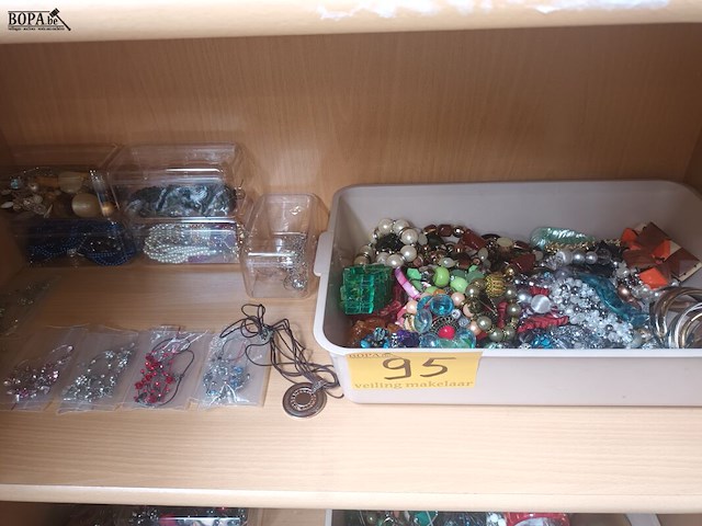 Lot 95 - fantasiejuwelen - afbeelding 1 van  4